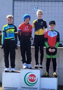 Steil nach oben. Maxi rockt den Bilsterberg.